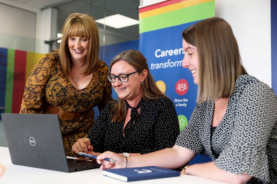 female colleagues working together