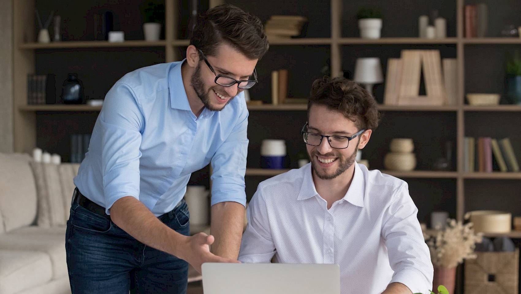 twin males looking at a laptop